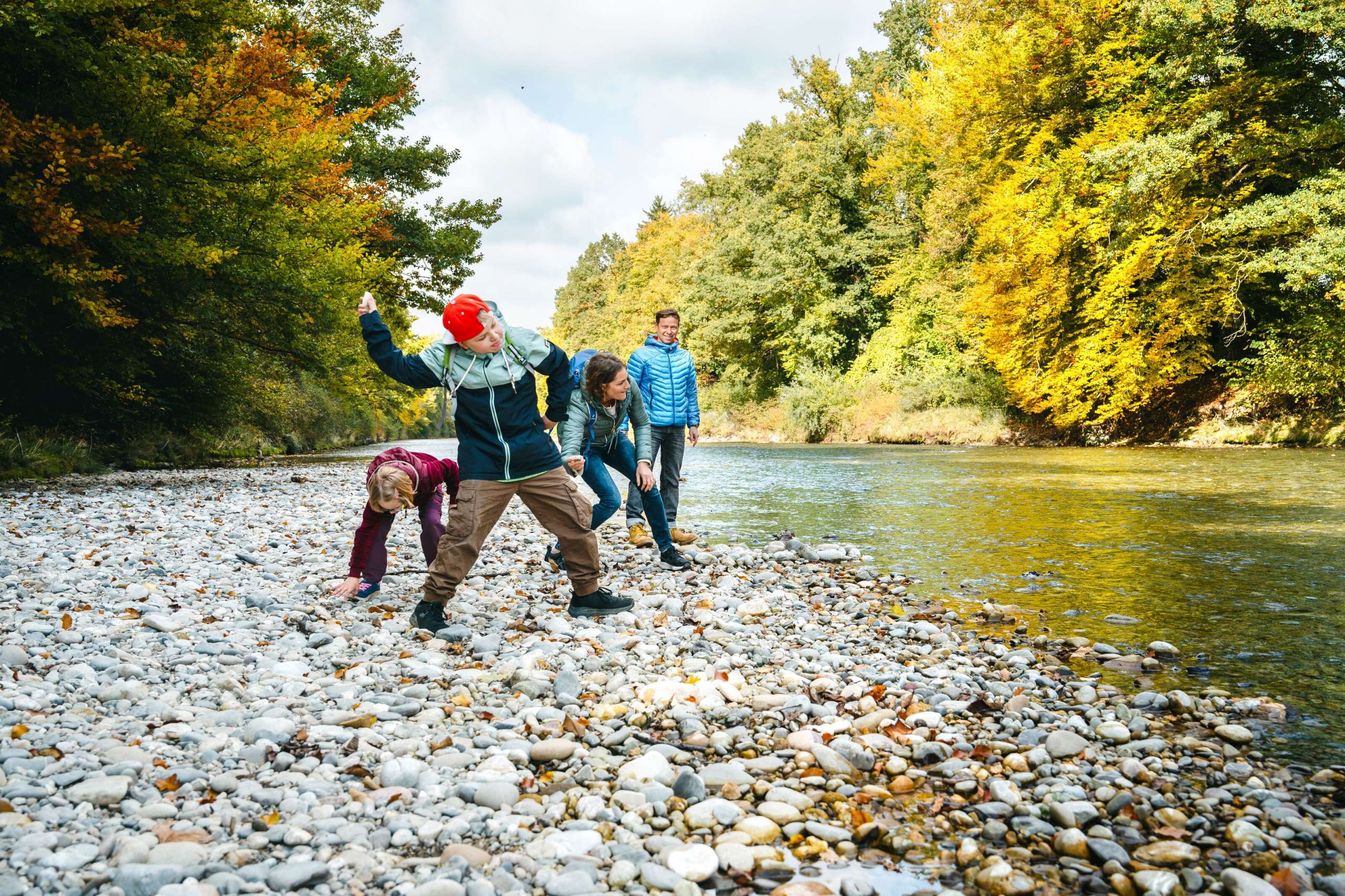 Familie mit zwei Kindern Steine erfand Höhe Oberburg auf den Steinen an der Emme.