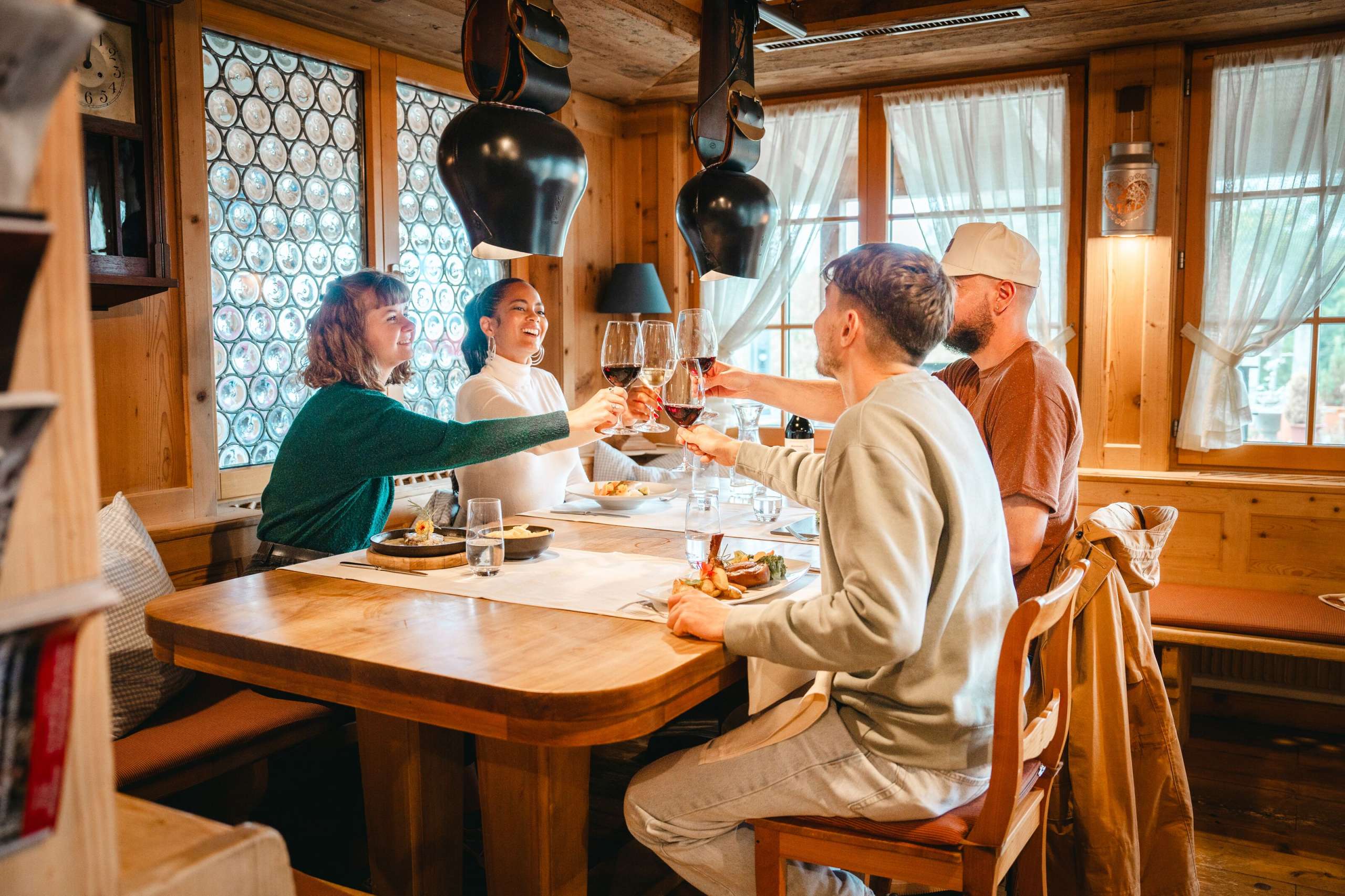 Eine Gruppe geniesst ein Abendessen im Landgasthof und Seminarhotel Lueg. Gemütliches Beisammensein in typischer schweizerischer Gaststube. Kulinarik Herbst Shooting