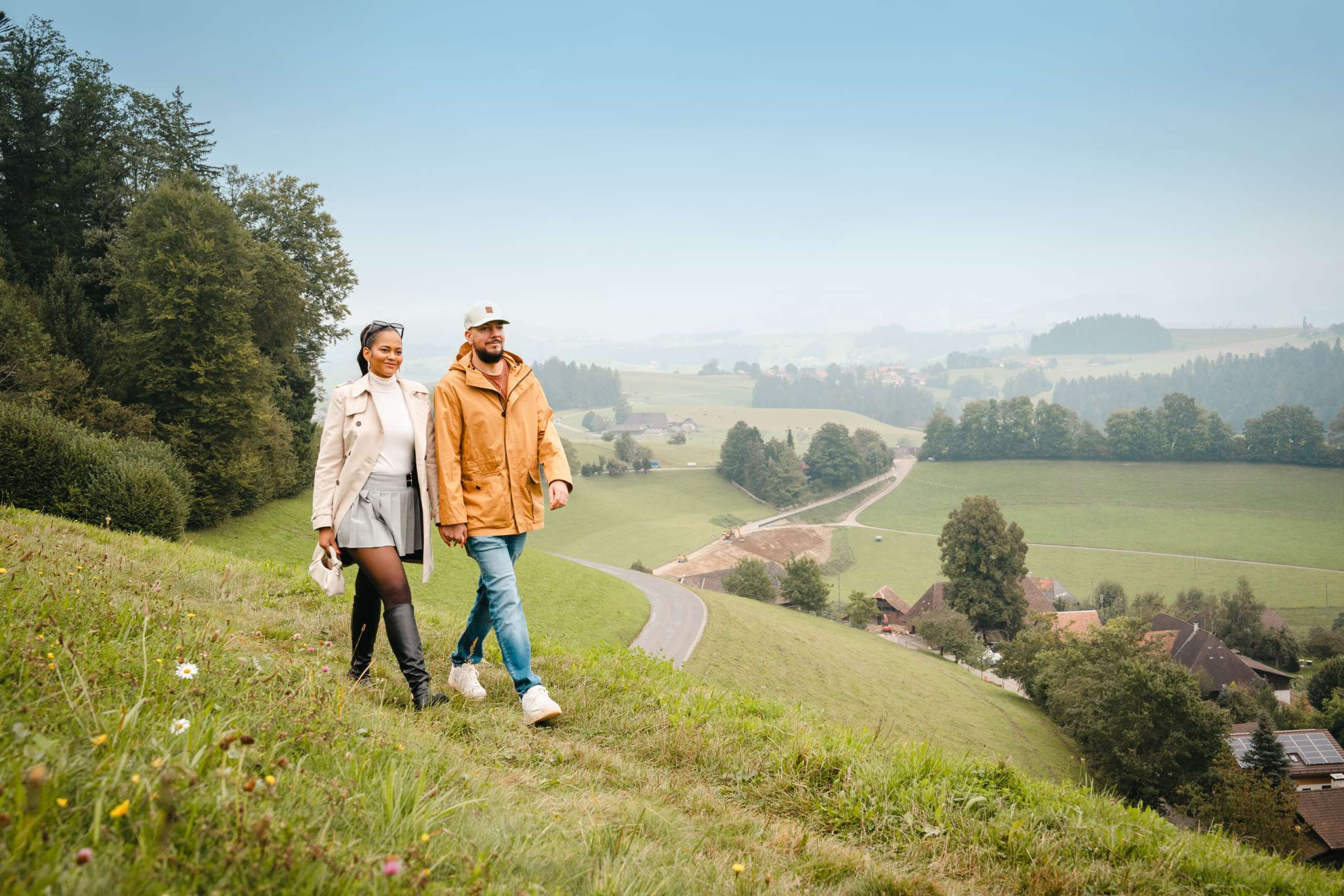 Spaziergang auf der Luegin Affoltern im Emmental. EIn Päärchen läuft gemeinsam über die Emmentaler Hügel. Kulinarik Herbst Shooting.